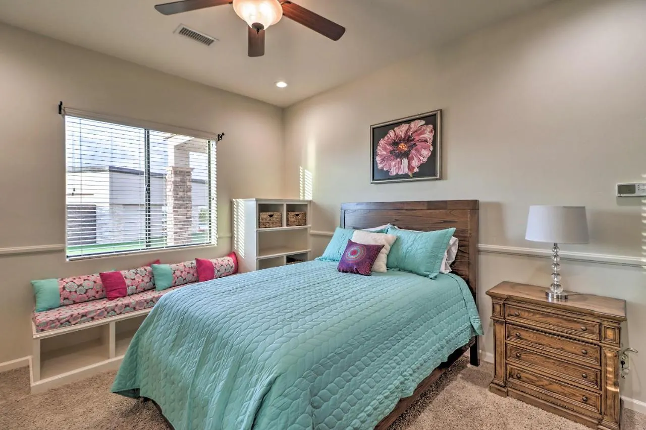 Pet-Friendly Phoenix Home Pool And Spa! Holiday home